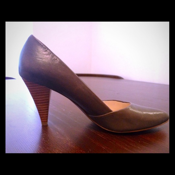 Tahari grey leather pump