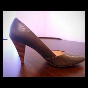 Tahari grey leather pump
