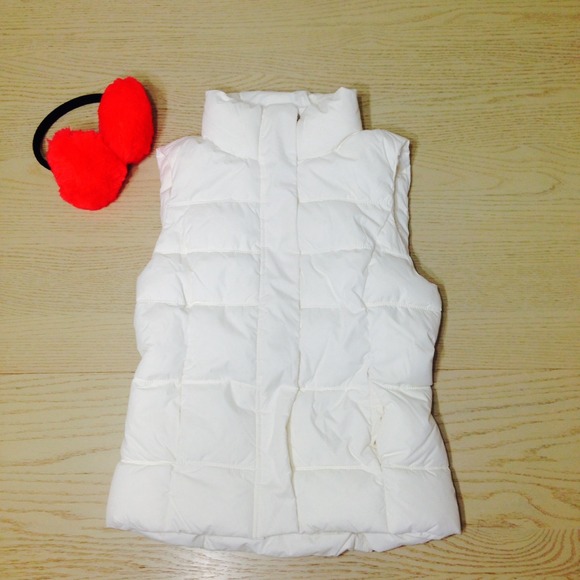 🚫SOLD🚫white sleeveless jacket