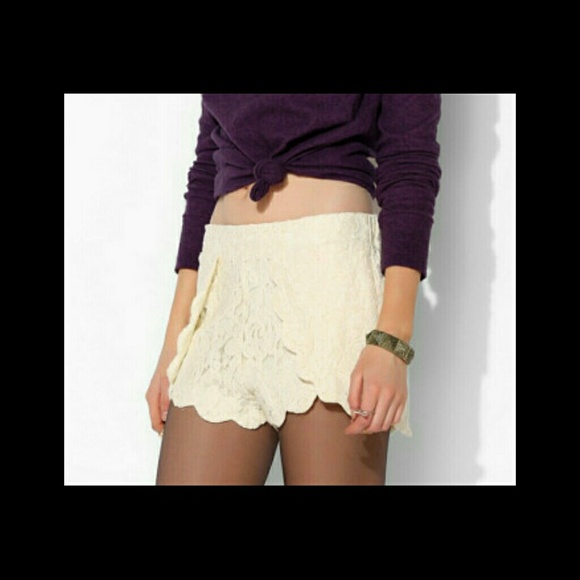 Pins and Needle Ivory scalloped short