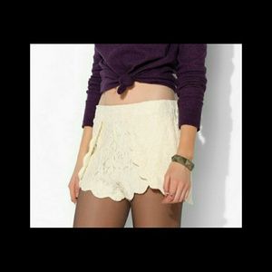 Pins and Needle Ivory scalloped short