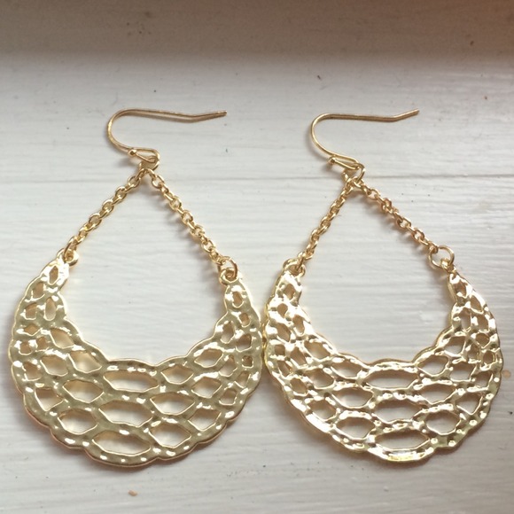 Pretty gold dangle earrings ✨