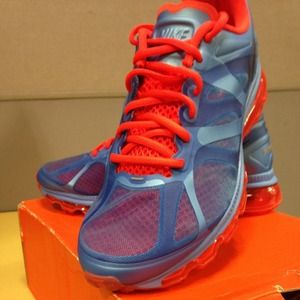 Nike Air max 2012 with free red Nike water bottle!