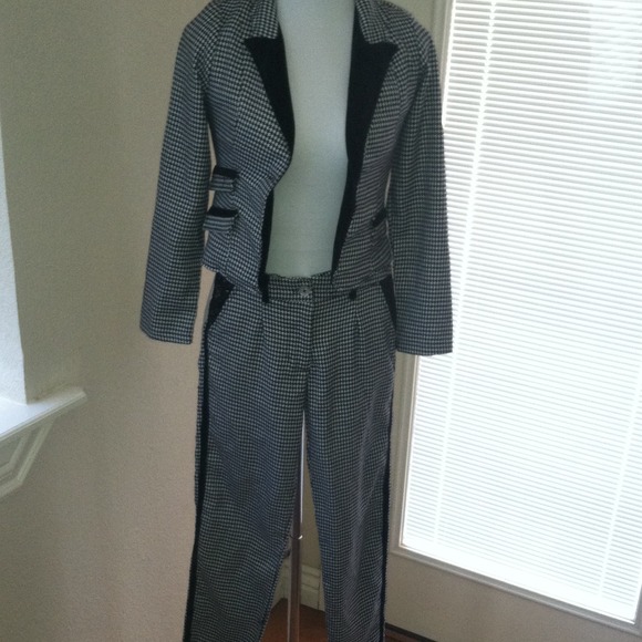 Girls designer houndstooth suit  size 10/12