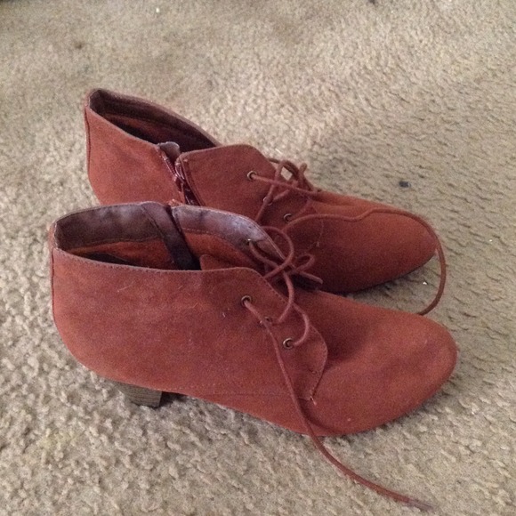 Breckelle Ankle Boots - Picture 2 of 3
