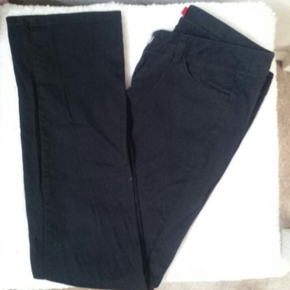 Straight-legged black pants