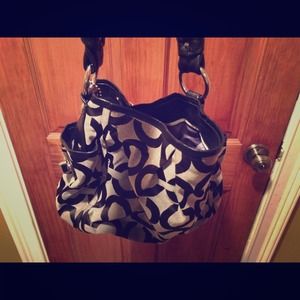 🔴SOLD🔴 on Threadflip signature Purse