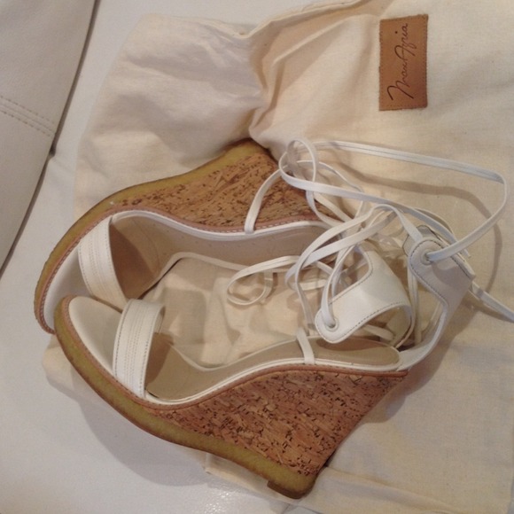 MaxAzria Off White wedge sandal - Picture 4 of 4