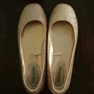 Totally adorable baby pink sparkle flats!