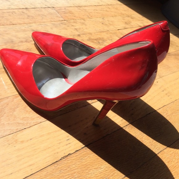 Red pumps 🚫on hold🚫