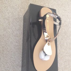 Chase & Chloe Black & Gold Sandals