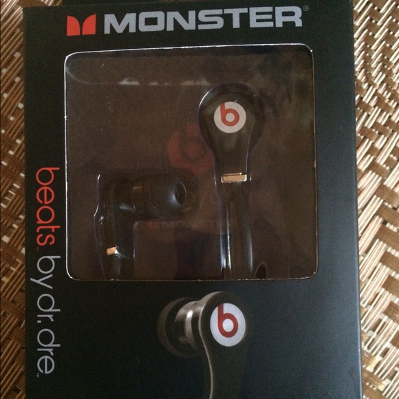 Beats by Dre earphone