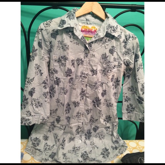 Cute blue floral print button up shirt !