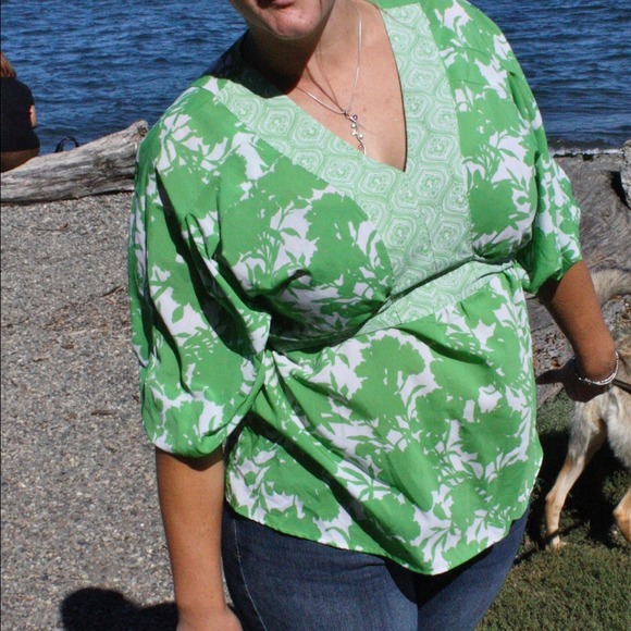 Super flattering green tunic top