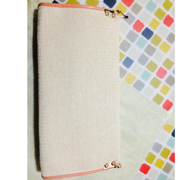 Straw and patent Clutch - Picture 2 of 4