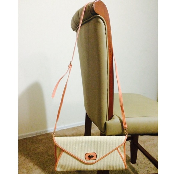 Straw and patent Clutch - Picture 3 of 4