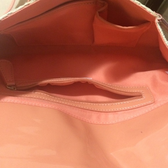 Straw and patent Clutch - Picture 4 of 4