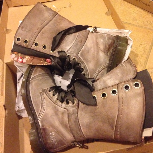 Dr. Martens triumph brown floral boots