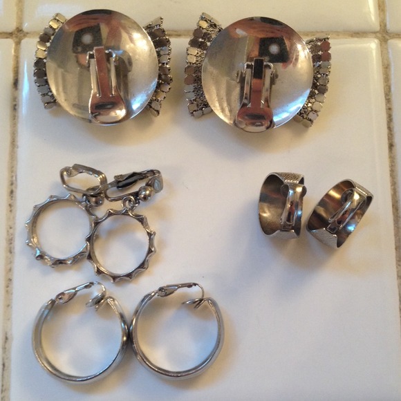 Vintage Silver Tone Clip Earrings. - Picture 3 of 4
