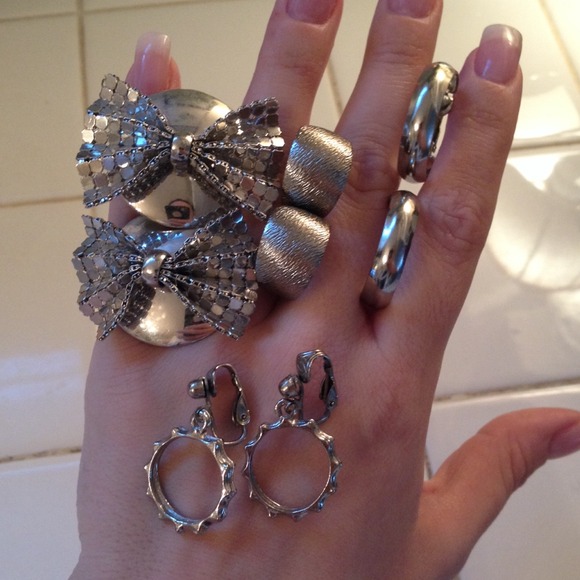 Vintage Silver Tone Clip Earrings. - Picture 4 of 4