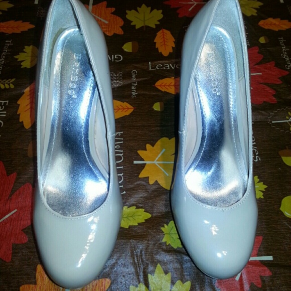 Nude pumps