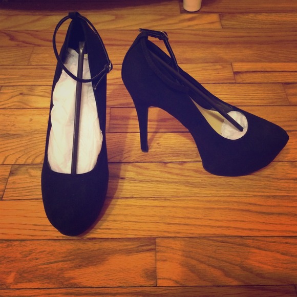 Black pumps