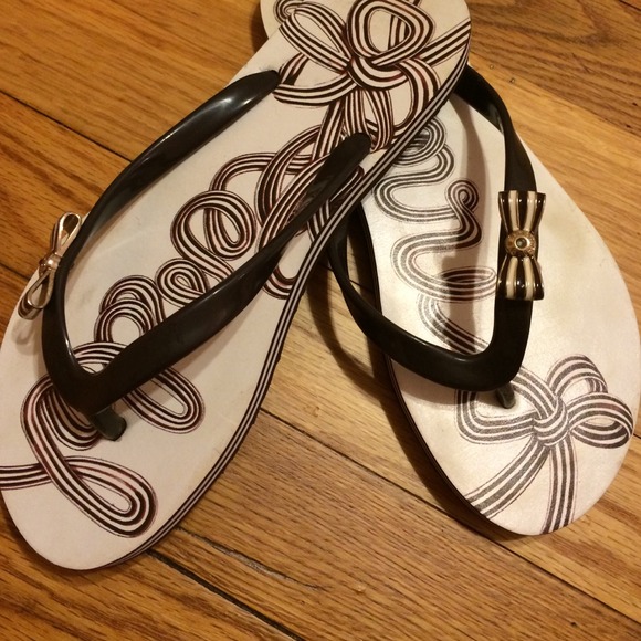 Henri Bendel flip flops