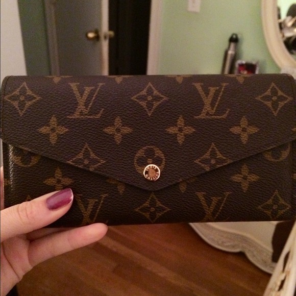 Louis vouitton Sarah wallet $700