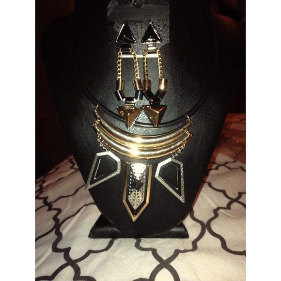 Arrowhead/Tribal necklace & earring Set