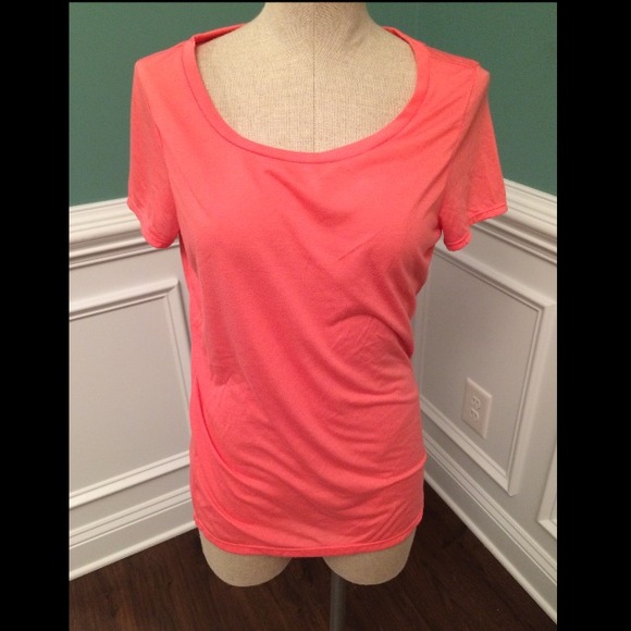 American Eagle coral Favorite Tee