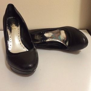 BCBG Black Pumps