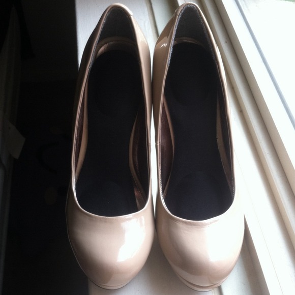Classy Steve Madden Nude Heels!!!