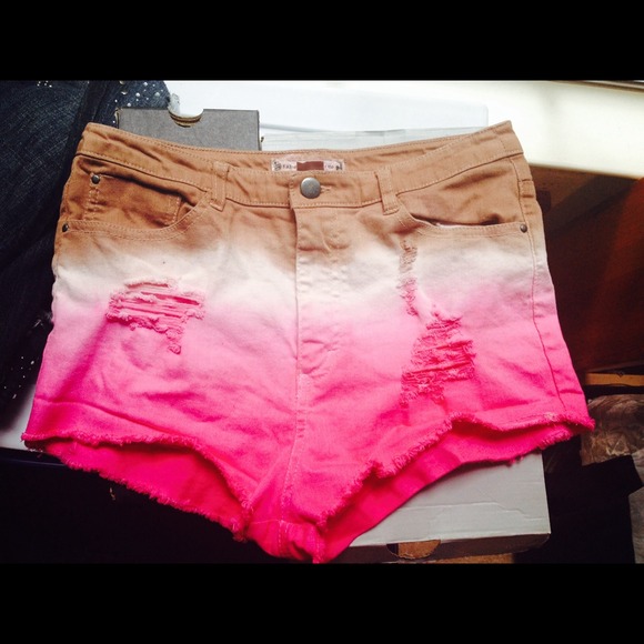 💢SOLD💢 High waisted distressed ombre shorts