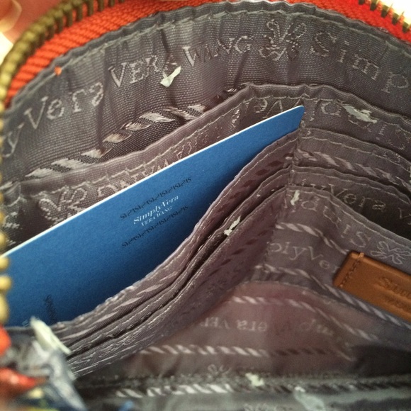 Vera Wang wristlet. - Picture 3 of 4