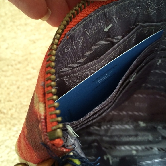 Vera Wang wristlet. - Picture 4 of 4