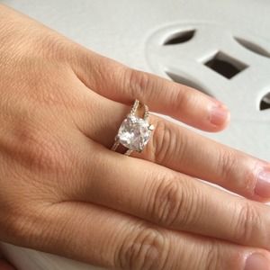 Britney Spears look-alike Wedding Ring!