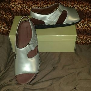 NIB gold/beige sandal