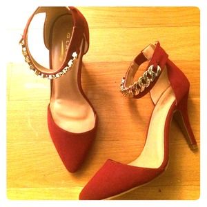 Red and gold chain buckle shoe