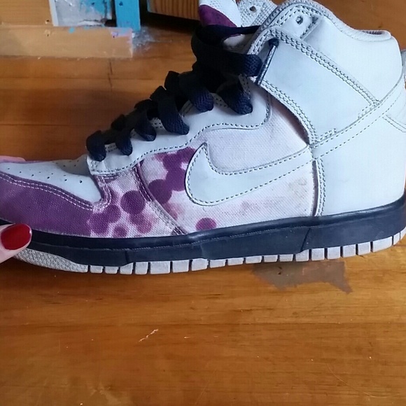 Nike mid top shoes