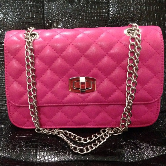 Express Handbags - Express👛 Quilted chain strap shoulder bag.NWOT.💕