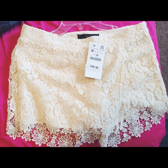 Very cute Ivory Lace Short by ZARA🎀 MEDIUM SIZE🎀