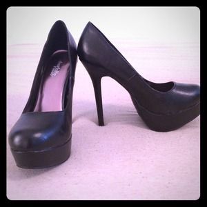 NWT Black platform pumps