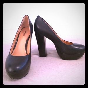 Black chunky heel pumps