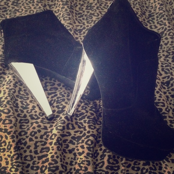 Deb black heels brand new never worn