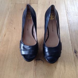 House of Harlow 1960 "Nita" lazer-cut platform