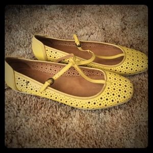 Frye Kat T Strap Lemon Flats Size 8.5M