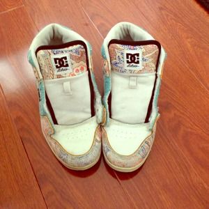 DC shoes off white with flower design