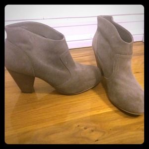 Steve Madden taupe suede booties
