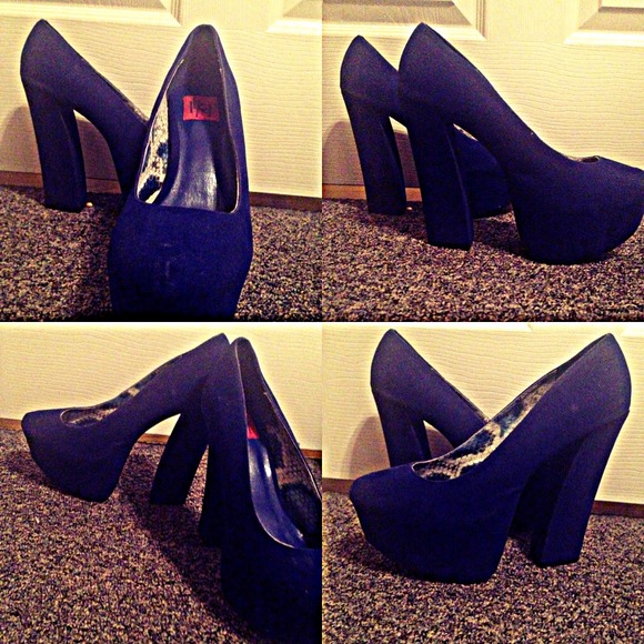 Blue shoes - Picture 2 of 2