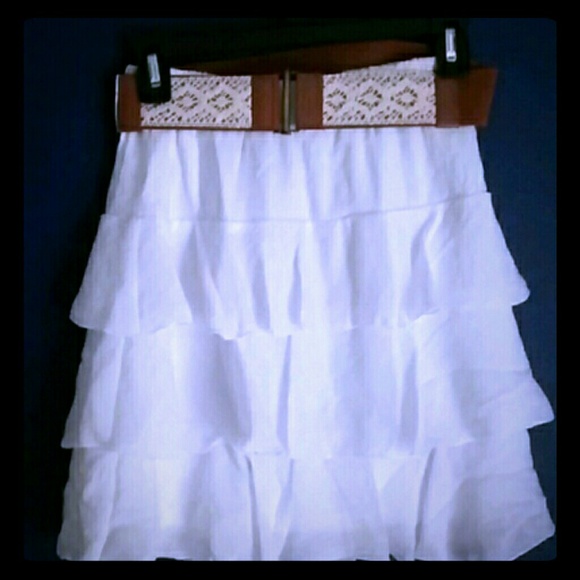 IZ byer ruffled skirt with belt